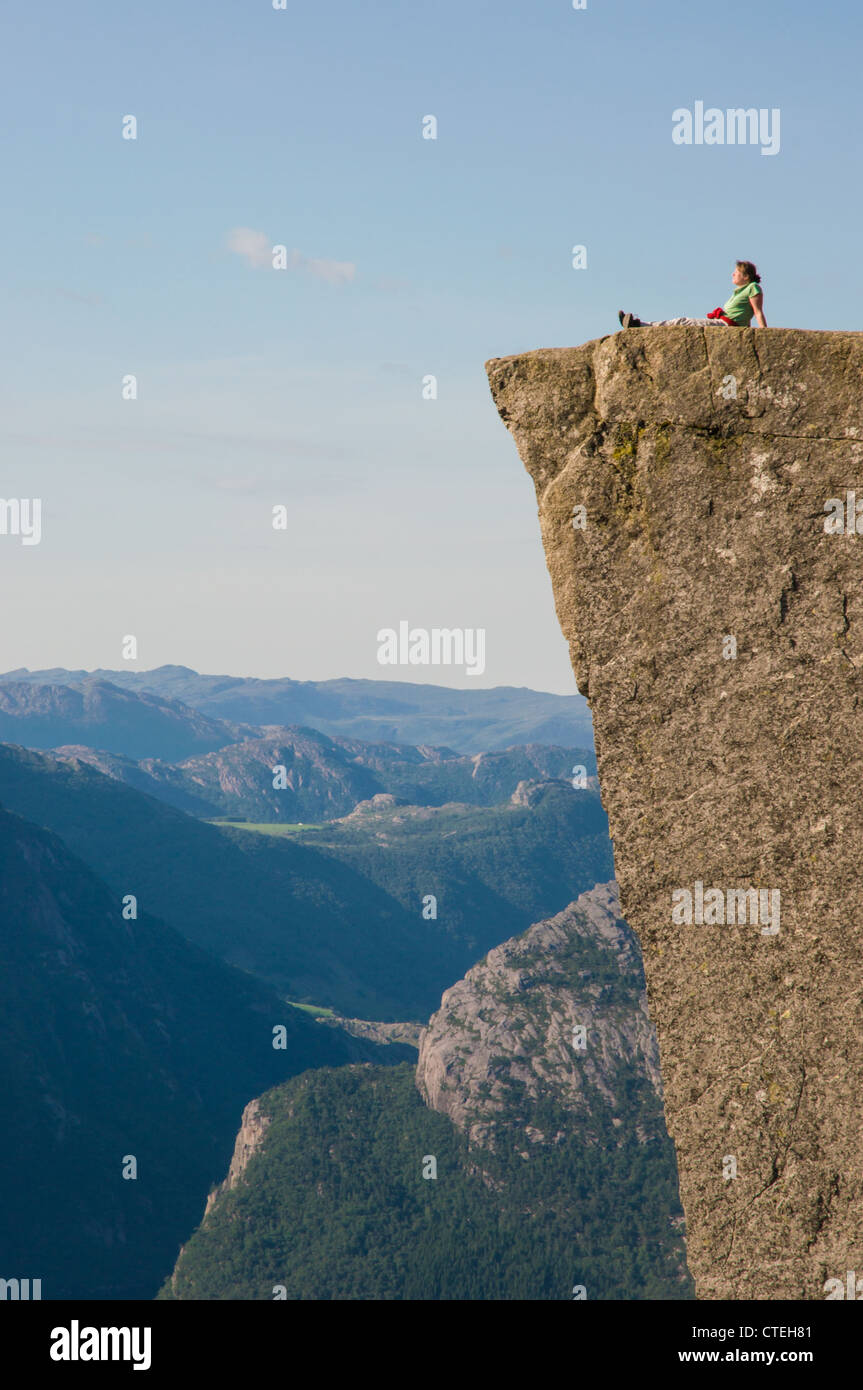 Une femme jouit de la vue depuis le rocher Pulpit, Norvège Banque D'Images