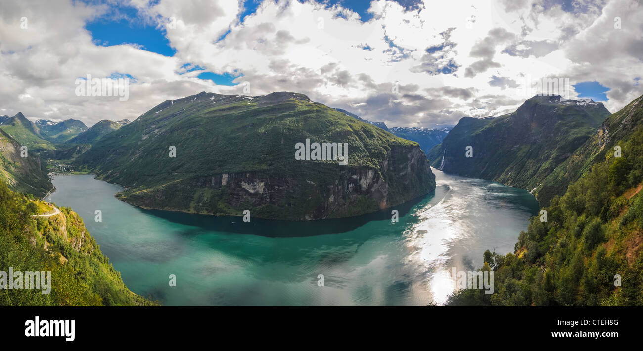 Vue panoramique sur le fjord de Geiranger en Norvège Banque D'Images