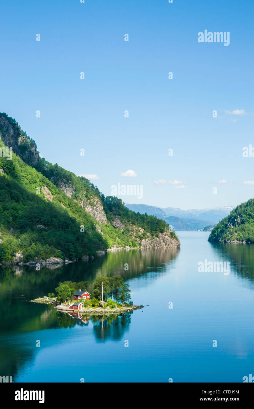 Une petite île avec une maison en bois dans un fjord en Norvège Banque D'Images