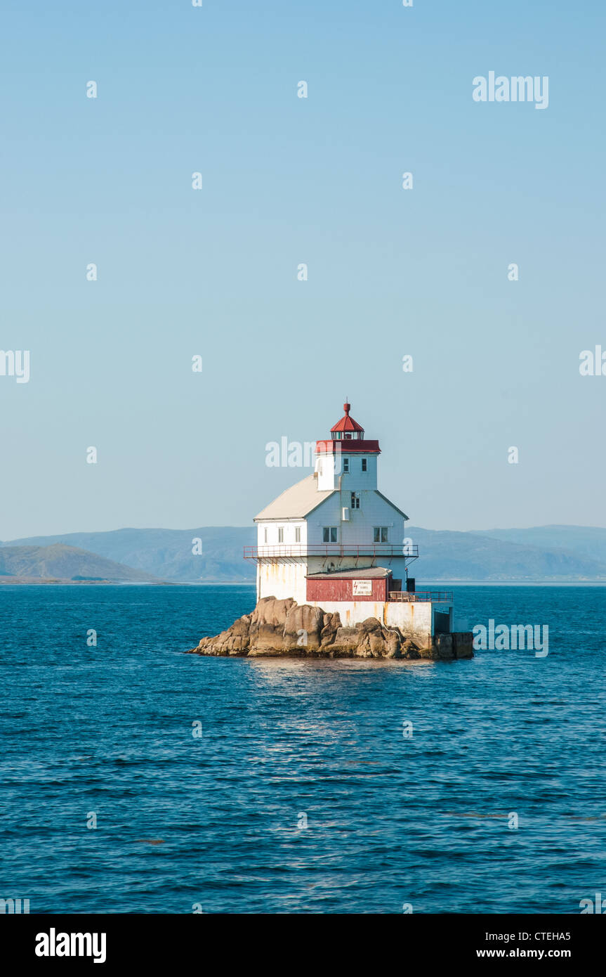 Un phare au large de la côte de la Norvège, Ein Leuchtturm vor der Küste Norwegens Banque D'Images