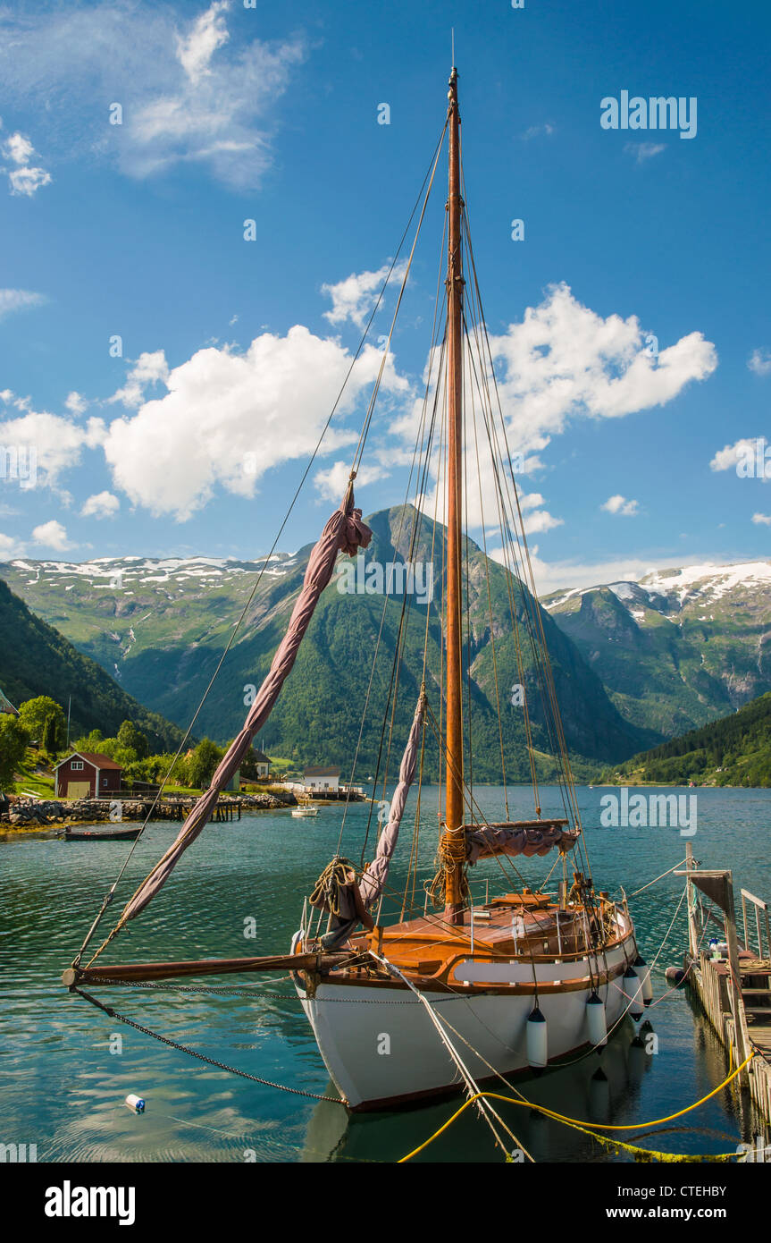 Un bateau à voile dans un fjord en Norvège Banque D'Images