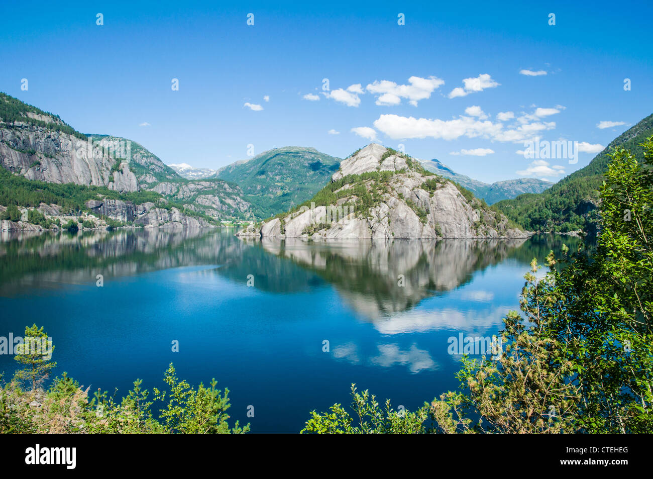 Reflets dans l'eau d'un fjord en Norvège Banque D'Images