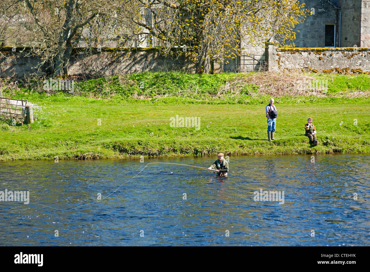 Les pêcheurs de saumon écossais sur la rivière Spey au printemps. Cromdale à 8233 SCO Banque D'Images