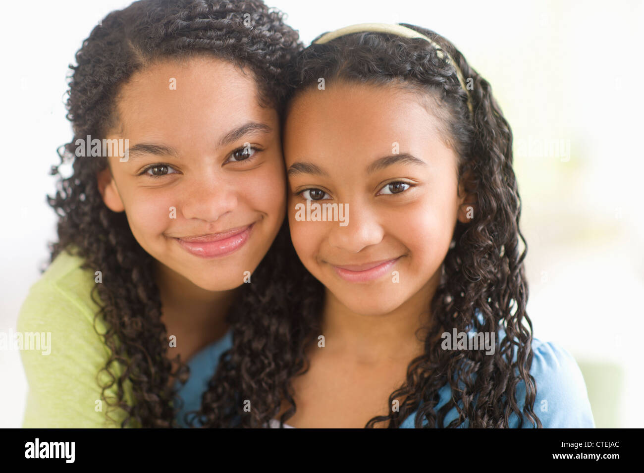 USA, New Jersey, Jersey City, Portrait de deux sœurs (10-13) Banque D'Images