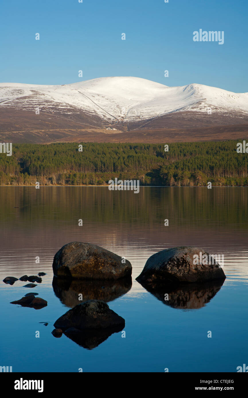La fin du printemps la neige en avril sur les montagnes de Cairngorm au-dessus du Loch Morlich. 8244 SCO Banque D'Images