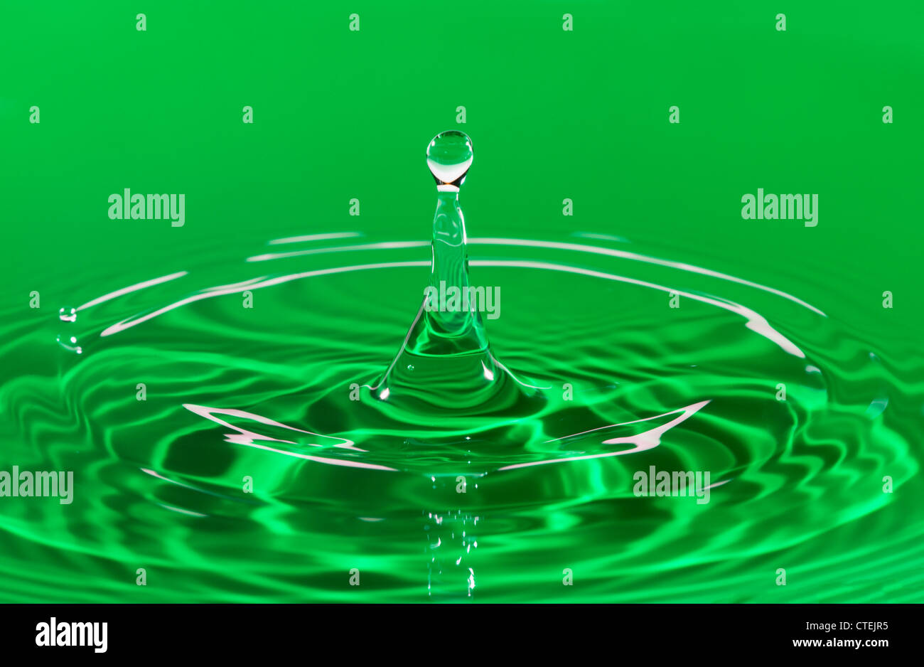 Une projection d'eau verte Banque D'Images