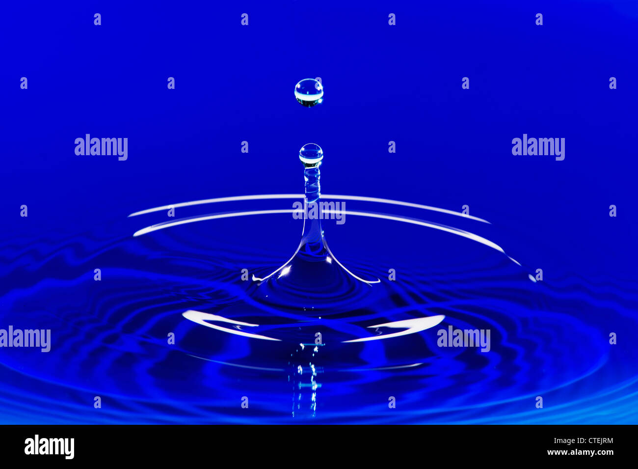 Une projection d'eau bleu Banque D'Images