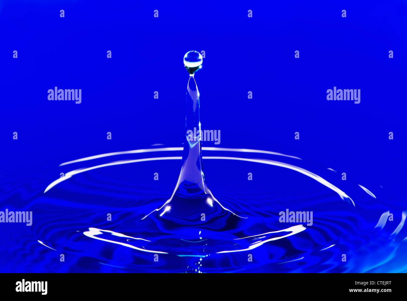 Une projection d'eau bleu Banque D'Images