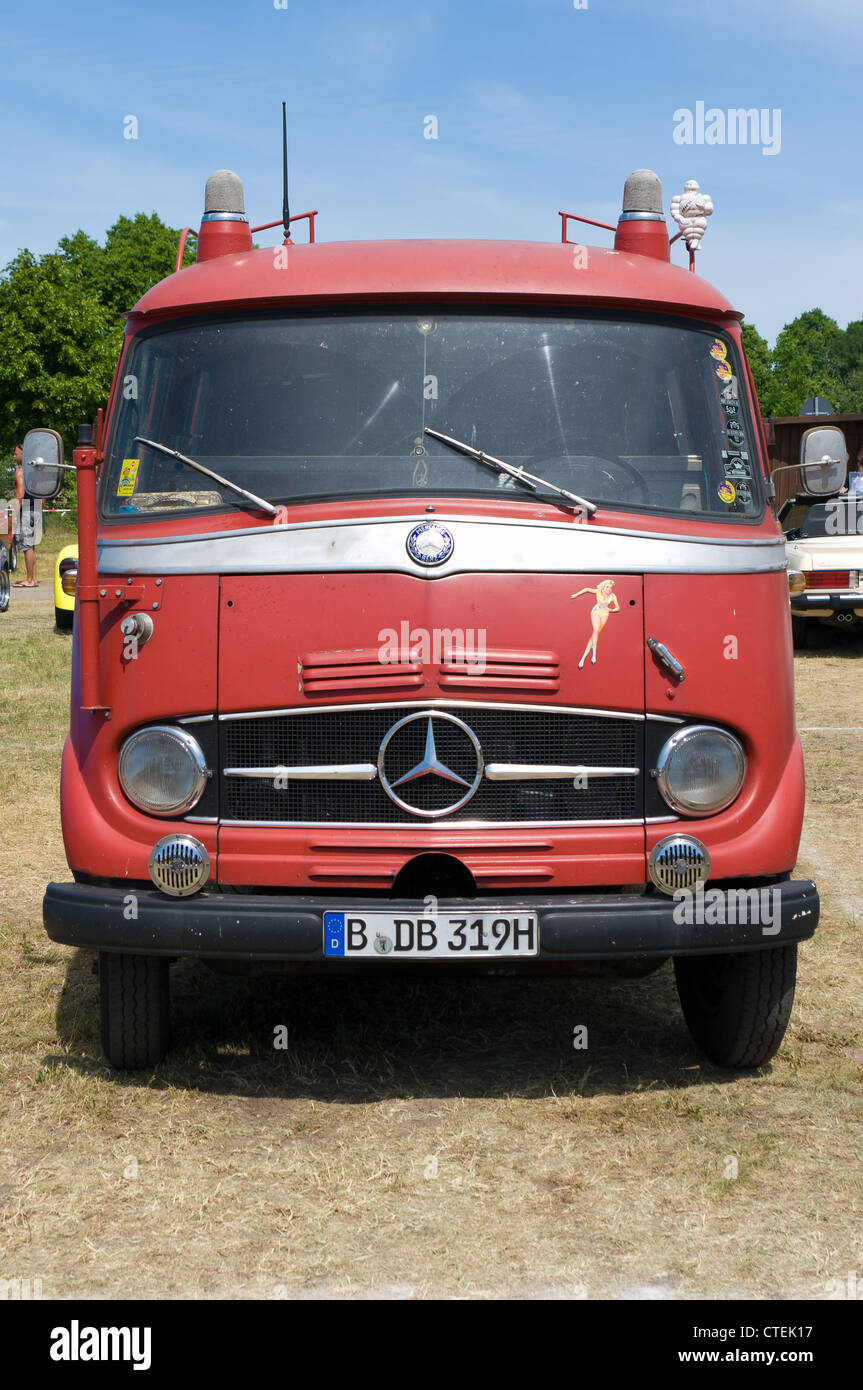 Service d'urgence Minibus Mercedes-Benz L 319 Banque D'Images