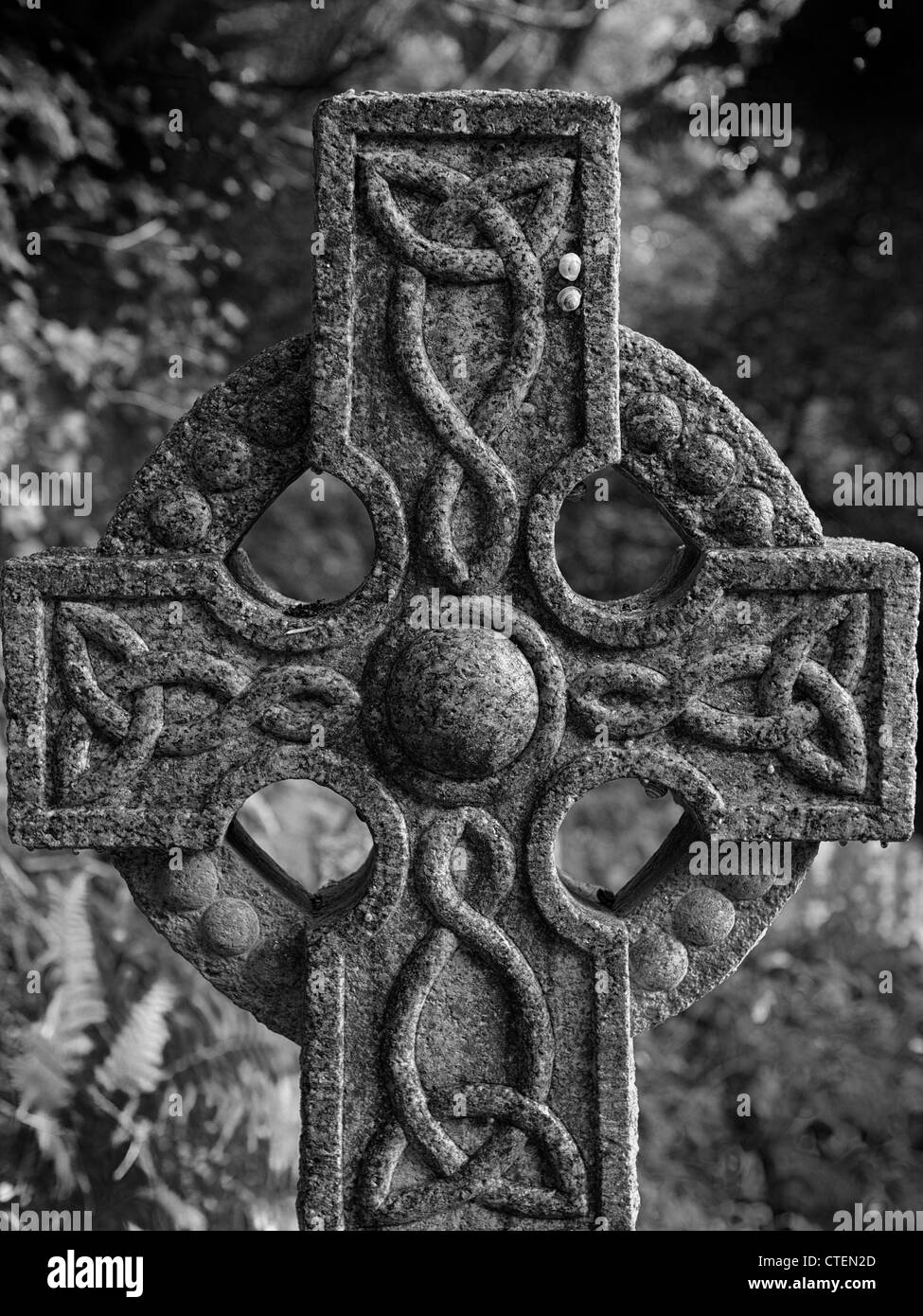 Croix Celtique En Pierre Tombale Stone And Style - Hauteur 44cm, Pierre Reconstituée, Résistante Au Gel Jusqu'à -30°C, Fabriquée à La Main En Allemagne