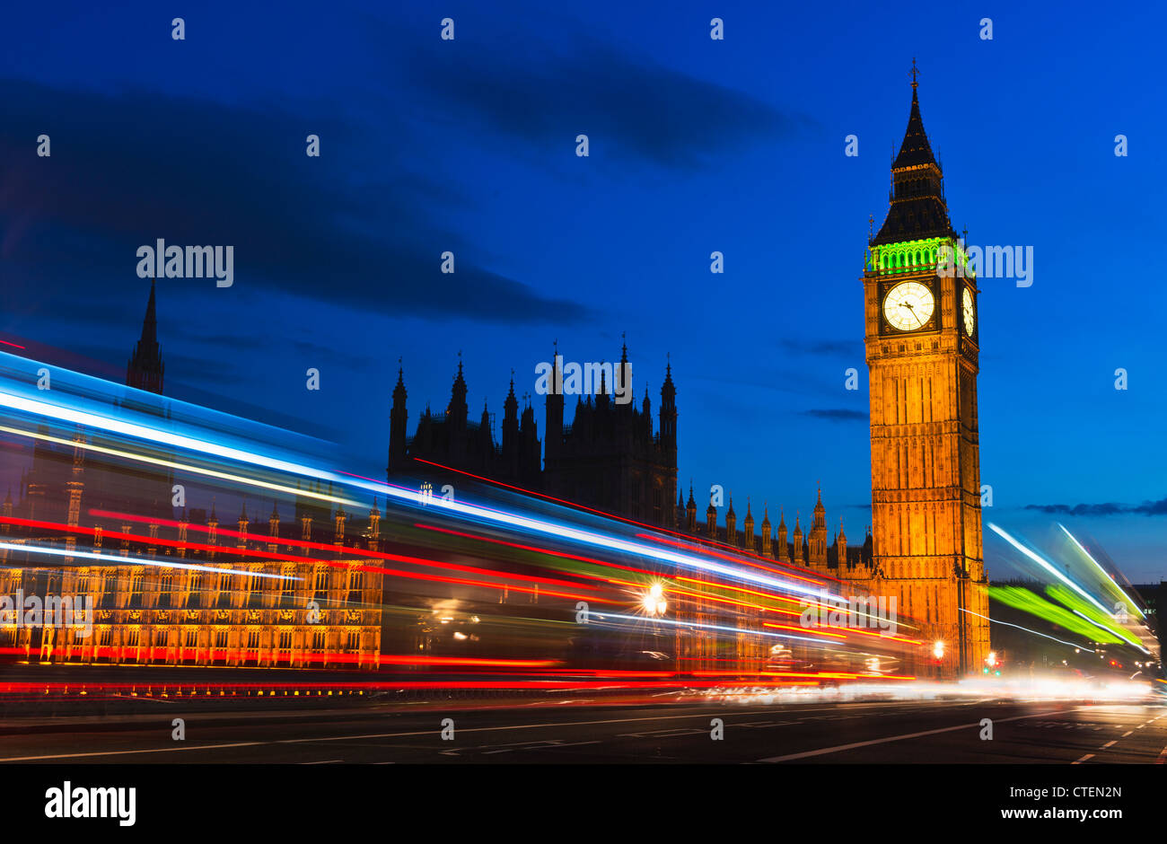 Royaume-uni, Angleterre, Londres, Big Ben et light trails de nuit Banque D'Images