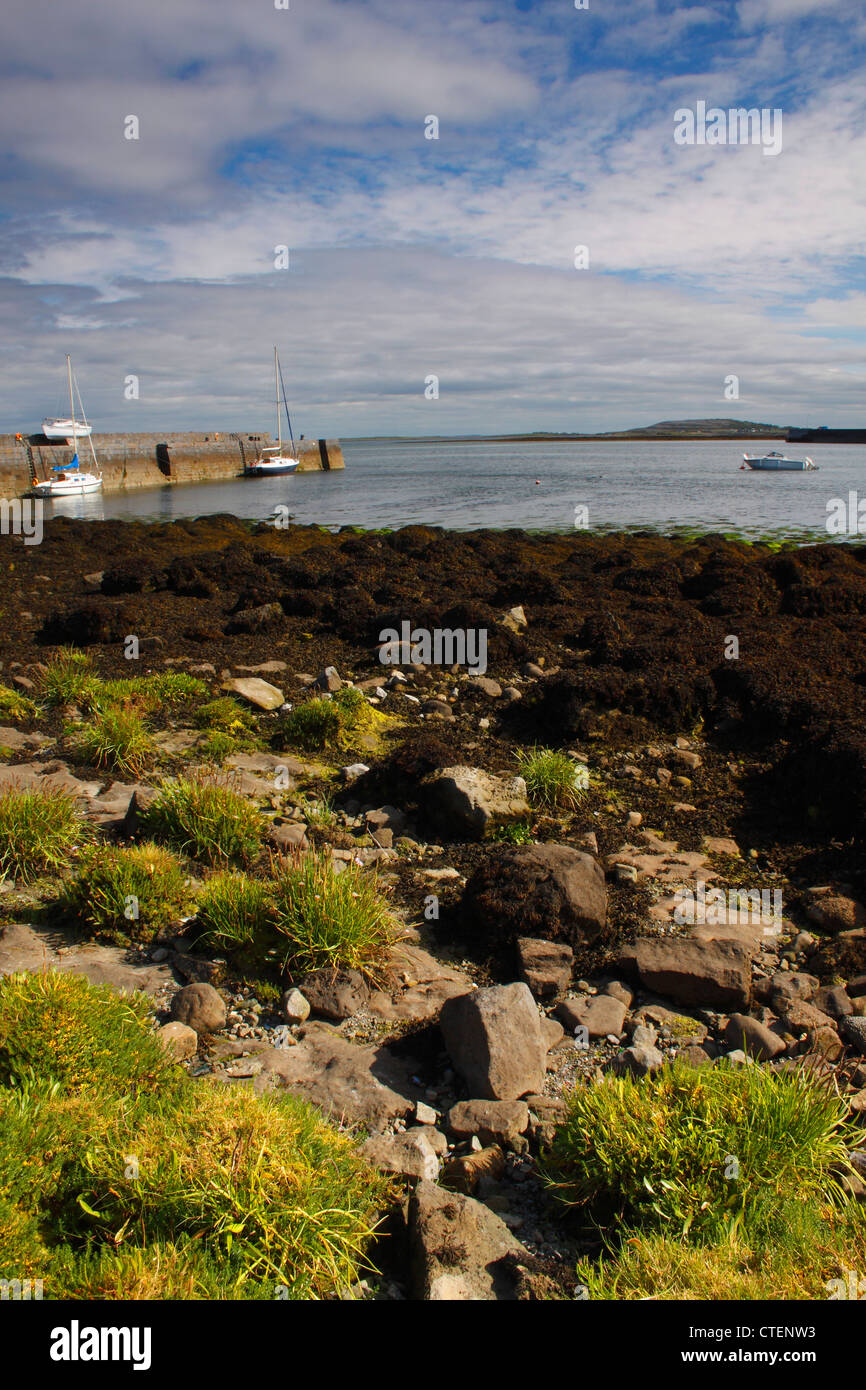 Pier et de bateaux dans le port ; Ballyvaughan, dans le comté de Clare, Irlande Banque D'Images