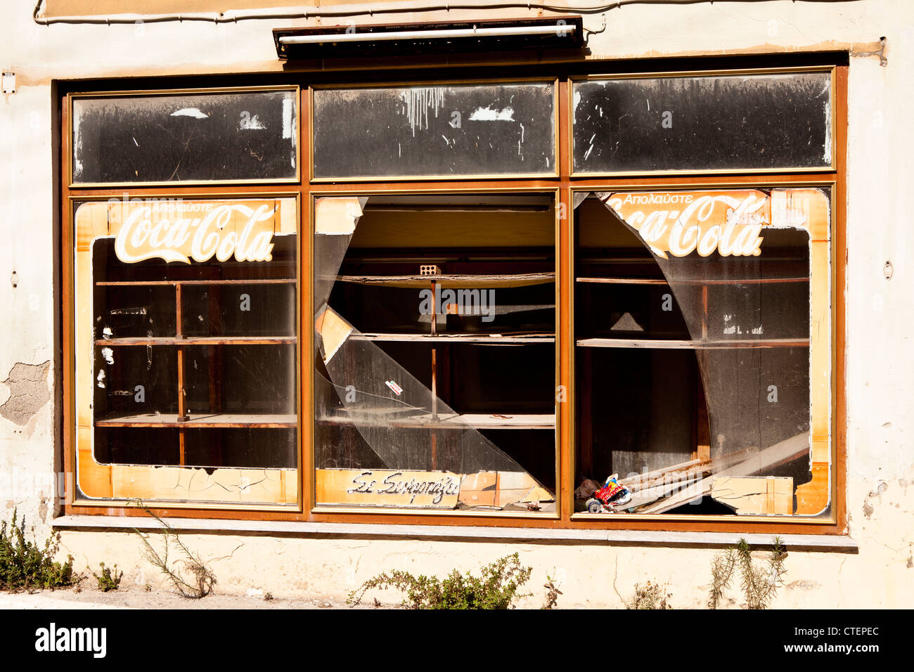 La décoloration des signes Coca-Cola dans une boutique délabrée face Banque D'Images