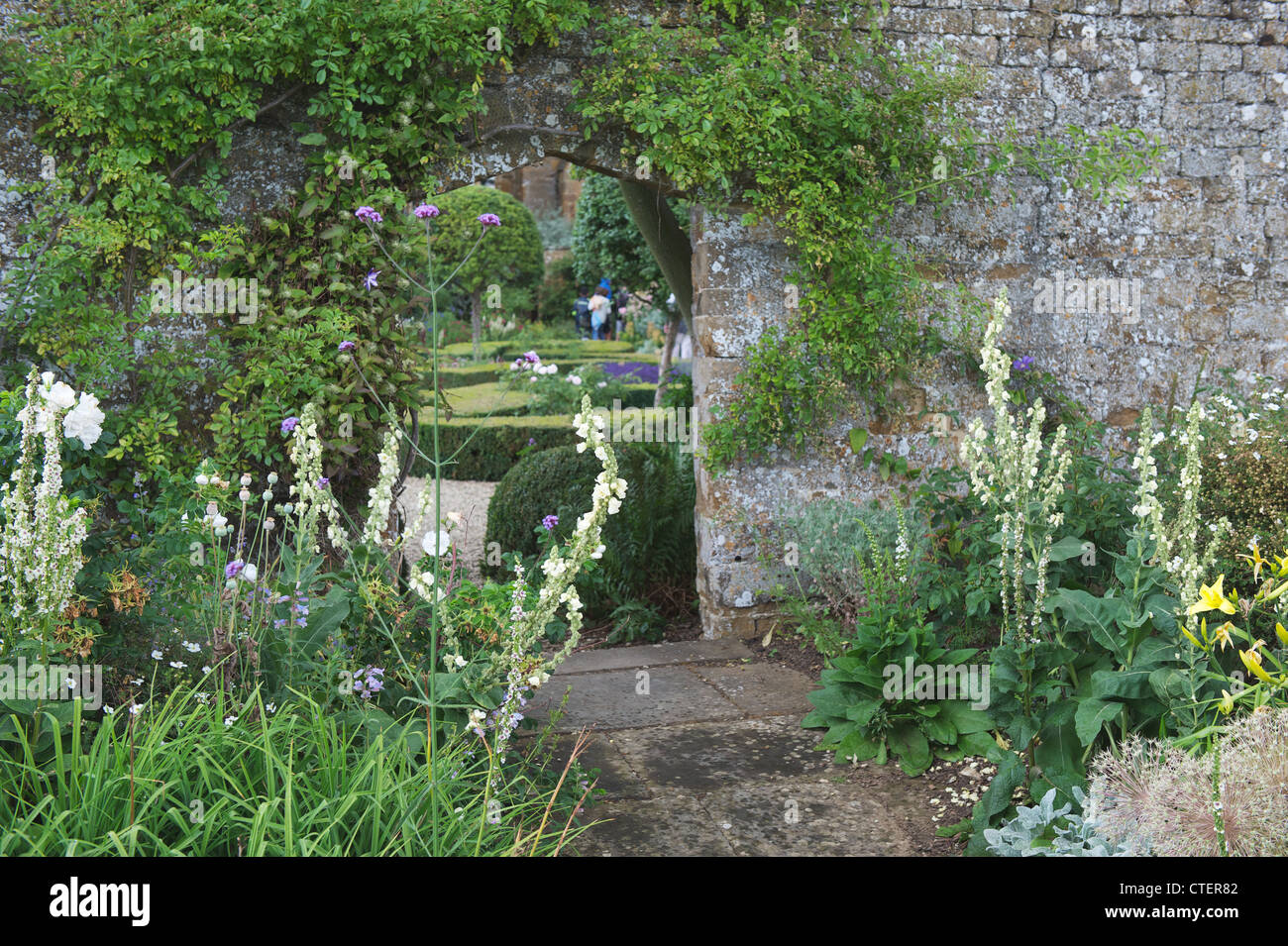 Les jardins du château de Broughton près de Banbury dans l'Oxfordshire, Angleterre Banque D'Images