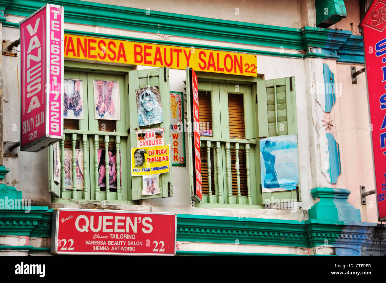 Avant de couleur d'un institut de beauté à Little India, Singapour Banque D'Images