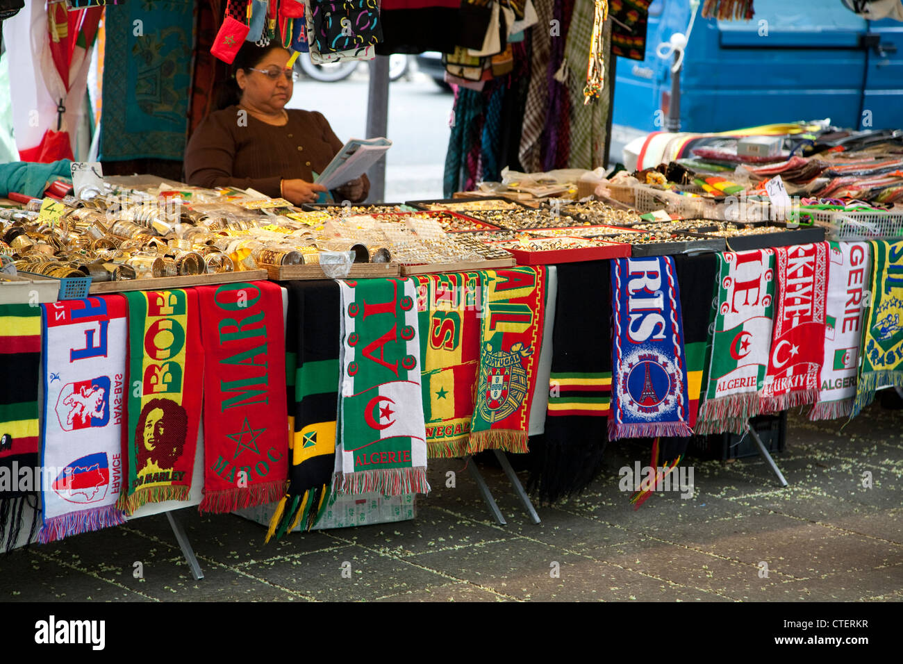 Femme vendant écharpes de football, bracelets et d'anneaux à la rue du  marché près de Bastille, Paris Photo Stock - Alamy