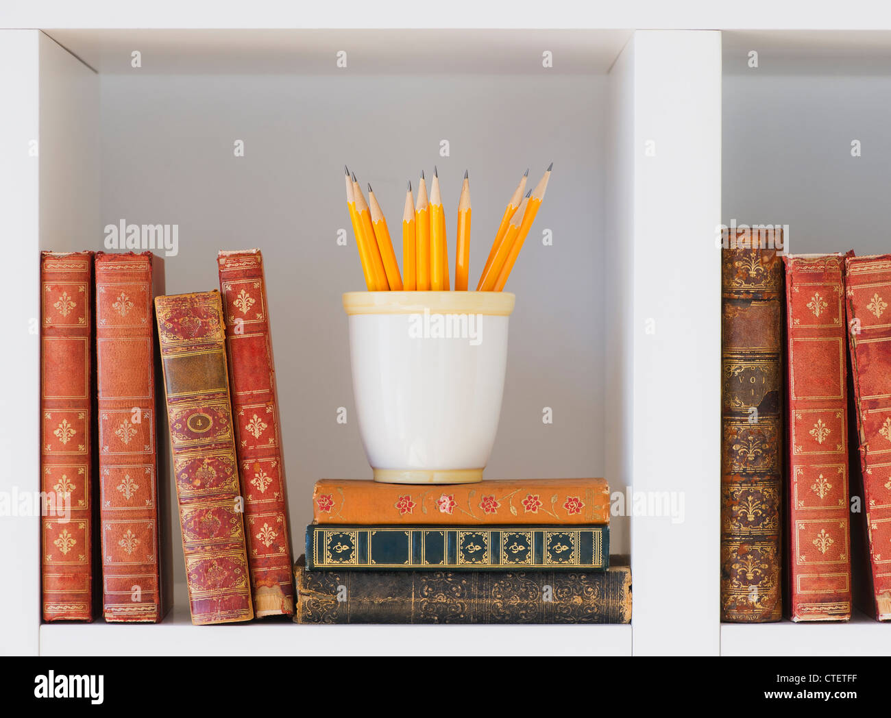Close up of books et crayons sur étagère, studio shot Banque D'Images