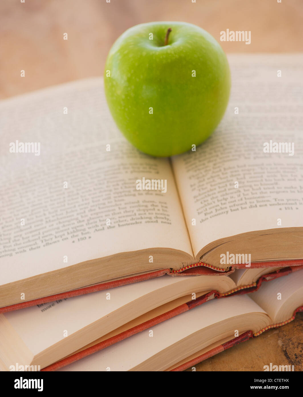Close up d'Apple sur les livres ouverts, studio shot Banque D'Images