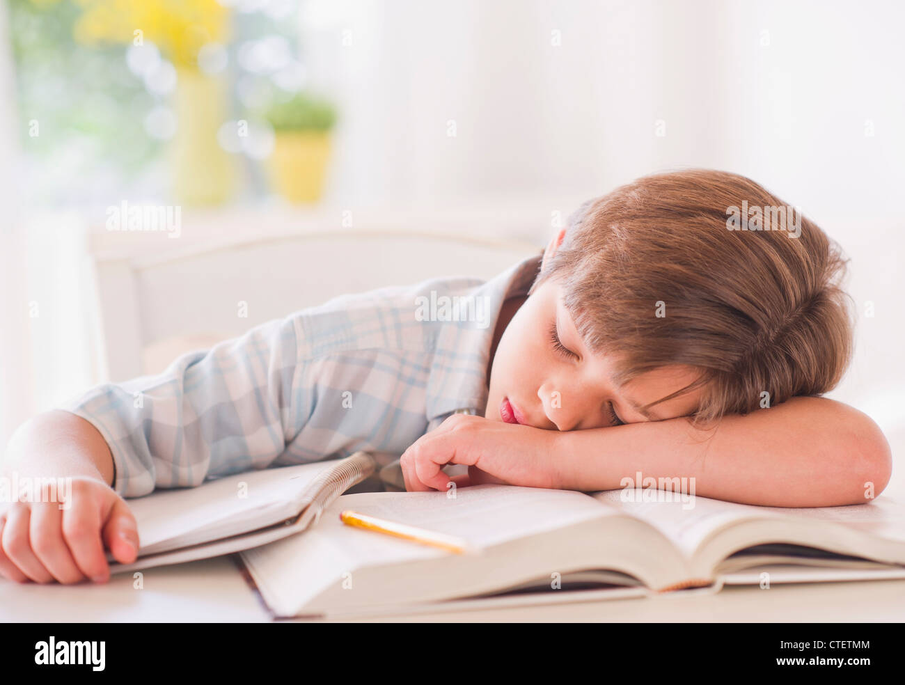 USA, New Jersey, Jersey City, Boy (10-11 ans) dorment sur des livres tout  en faisant leurs devoirs Photo Stock - Alamy