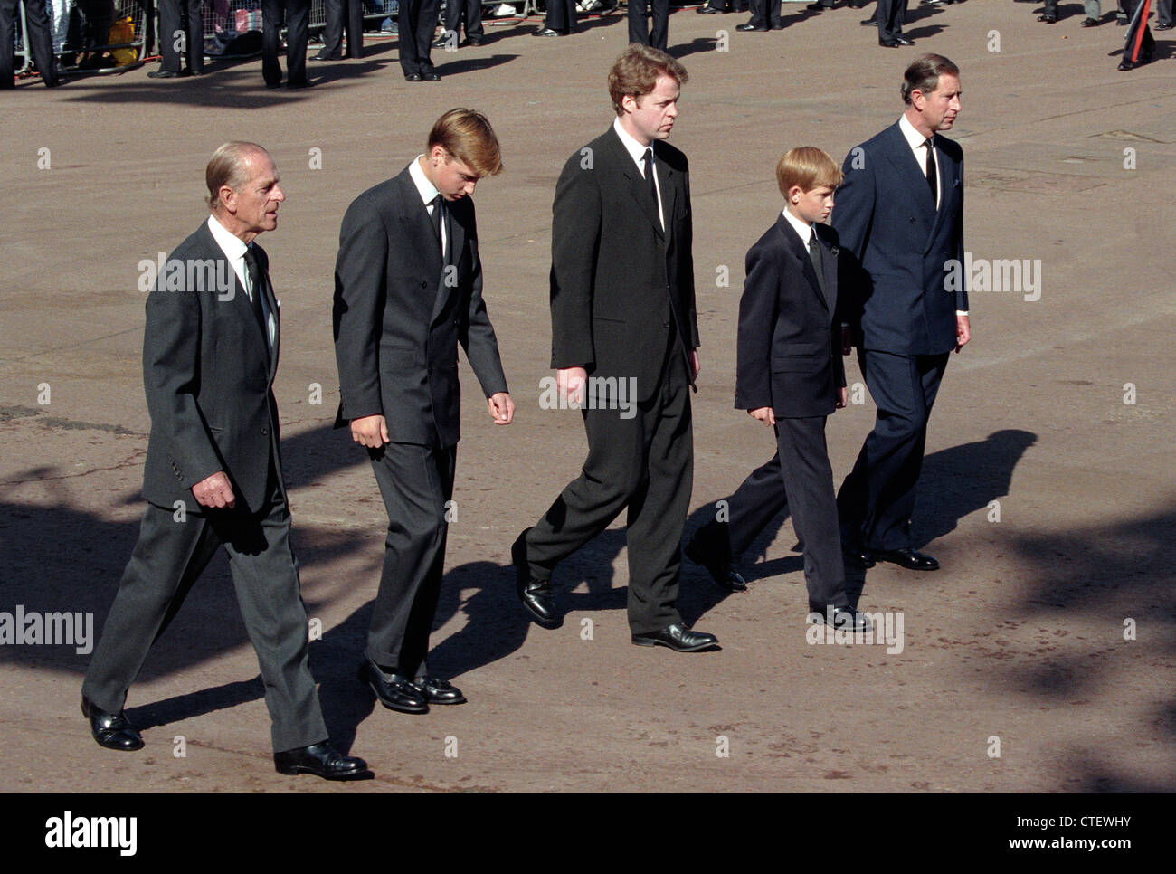 Duc d'Édimbourg, le Prince William, comte Spencer, le prince Harry, le Prince Charles à Princes Diana's Funeral. Banque D'Images