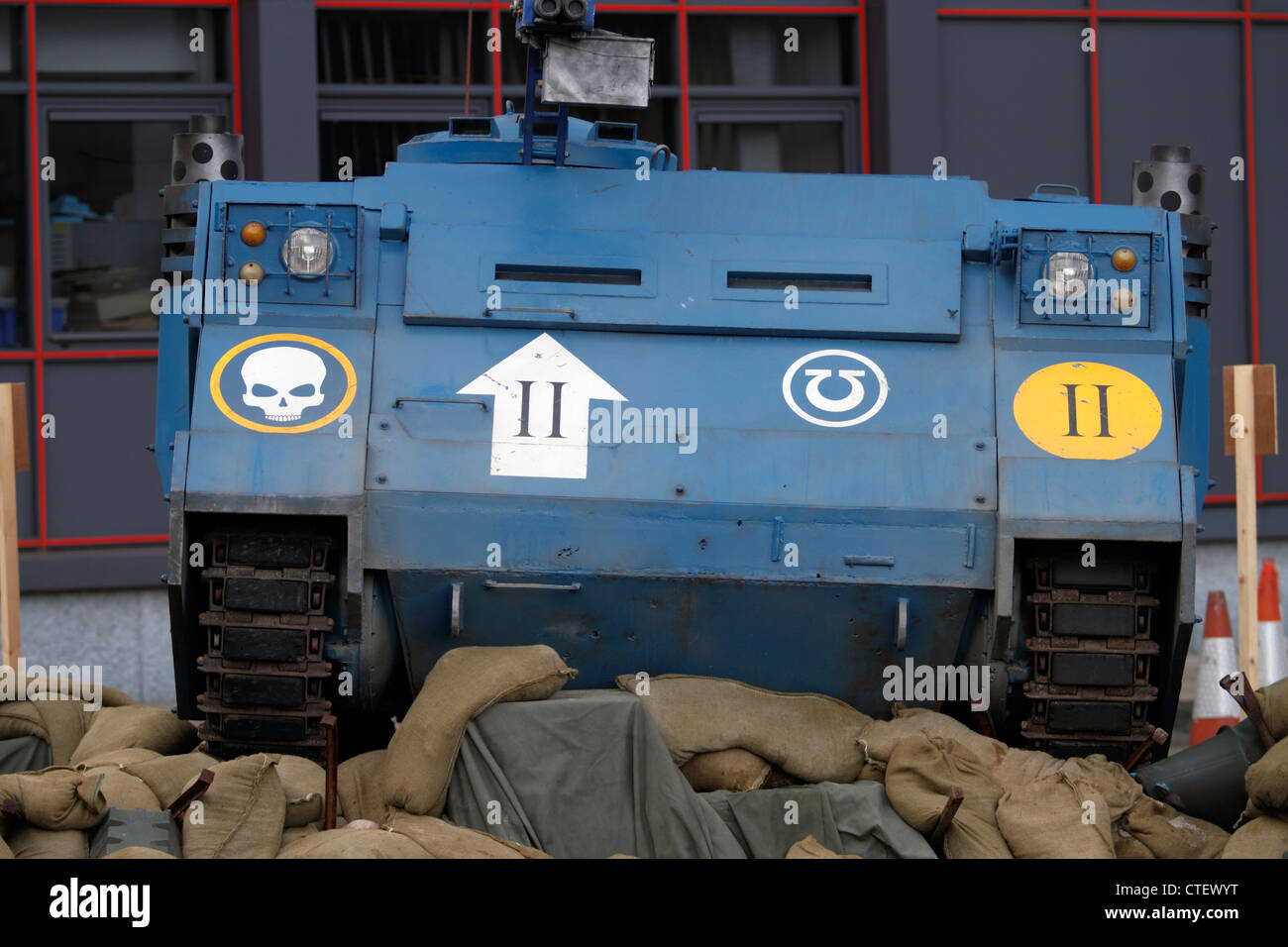 Ultramarines armoured personnel carrier 'Rhino'. Warhammer 40 K Rhino en dehors du monde de Warhammer à Nottingham Banque D'Images