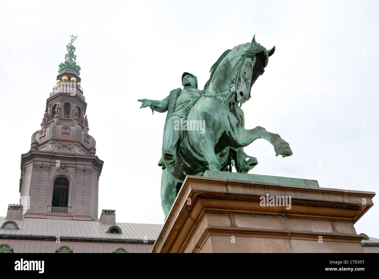 Statue roi Frederik VII sur la tour et Slotsplads Christiansborg Christiansborg palace sur à Copenhague Banque D'Images