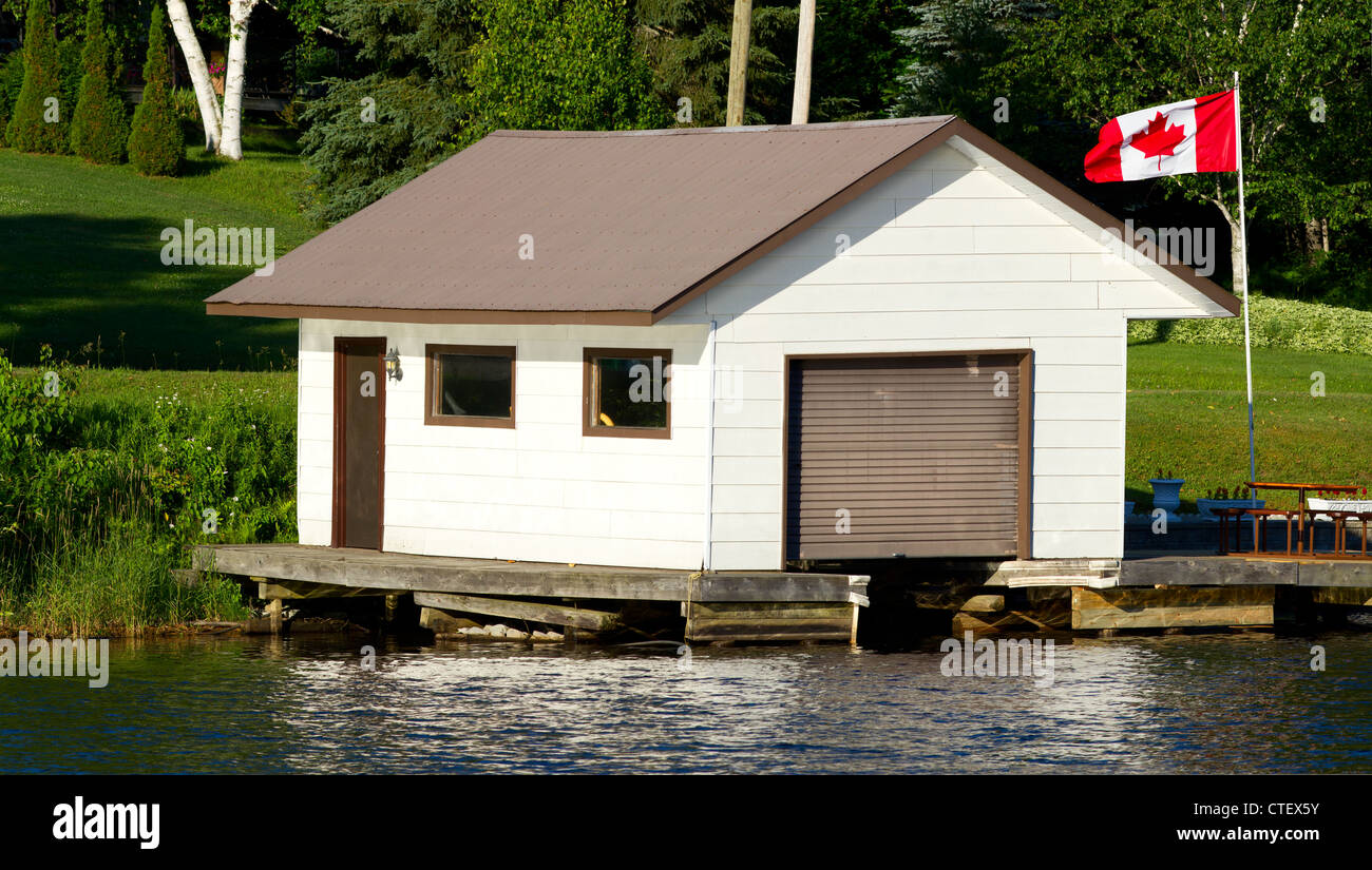 Un hangar à bateaux avec un drapeau canadien Banque D'Images