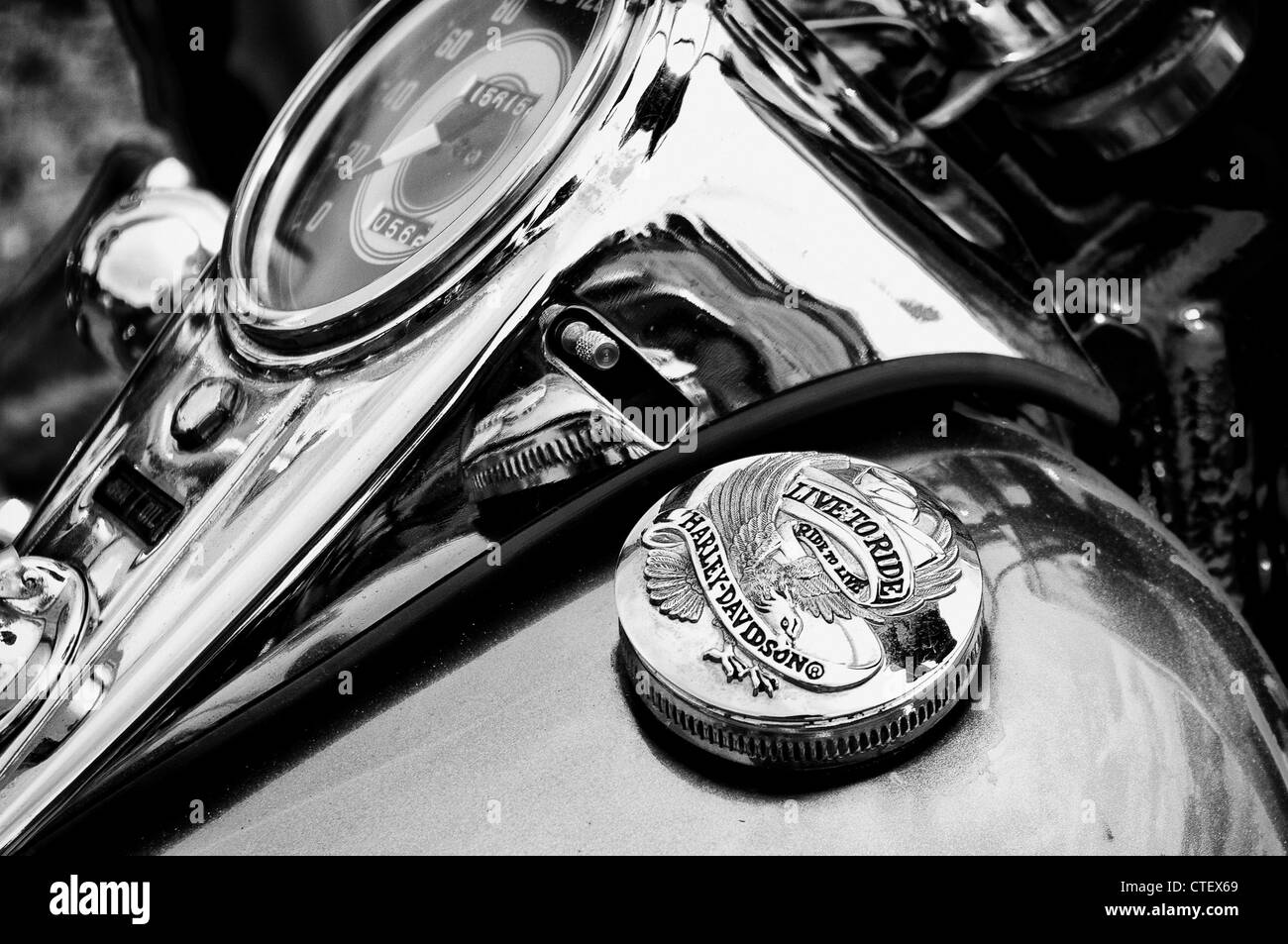 La planche de bord et Harley-Davidson moto du couvercle du réservoir de combustible (noir et blanc) Banque D'Images