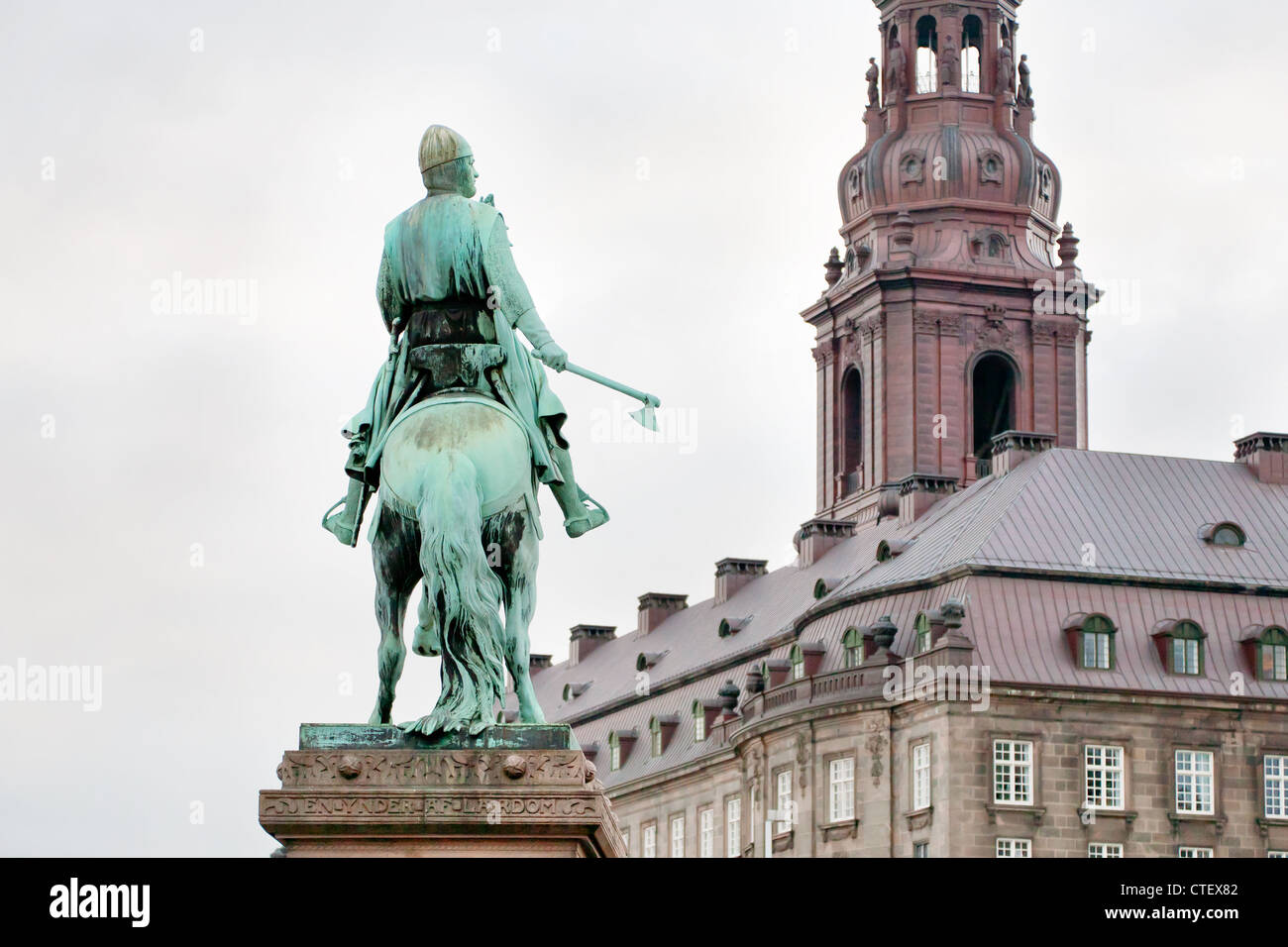 Vue sur la tour du Palais de Christiansborg et statue d'Absalon à Copenhague, Danemark Banque D'Images