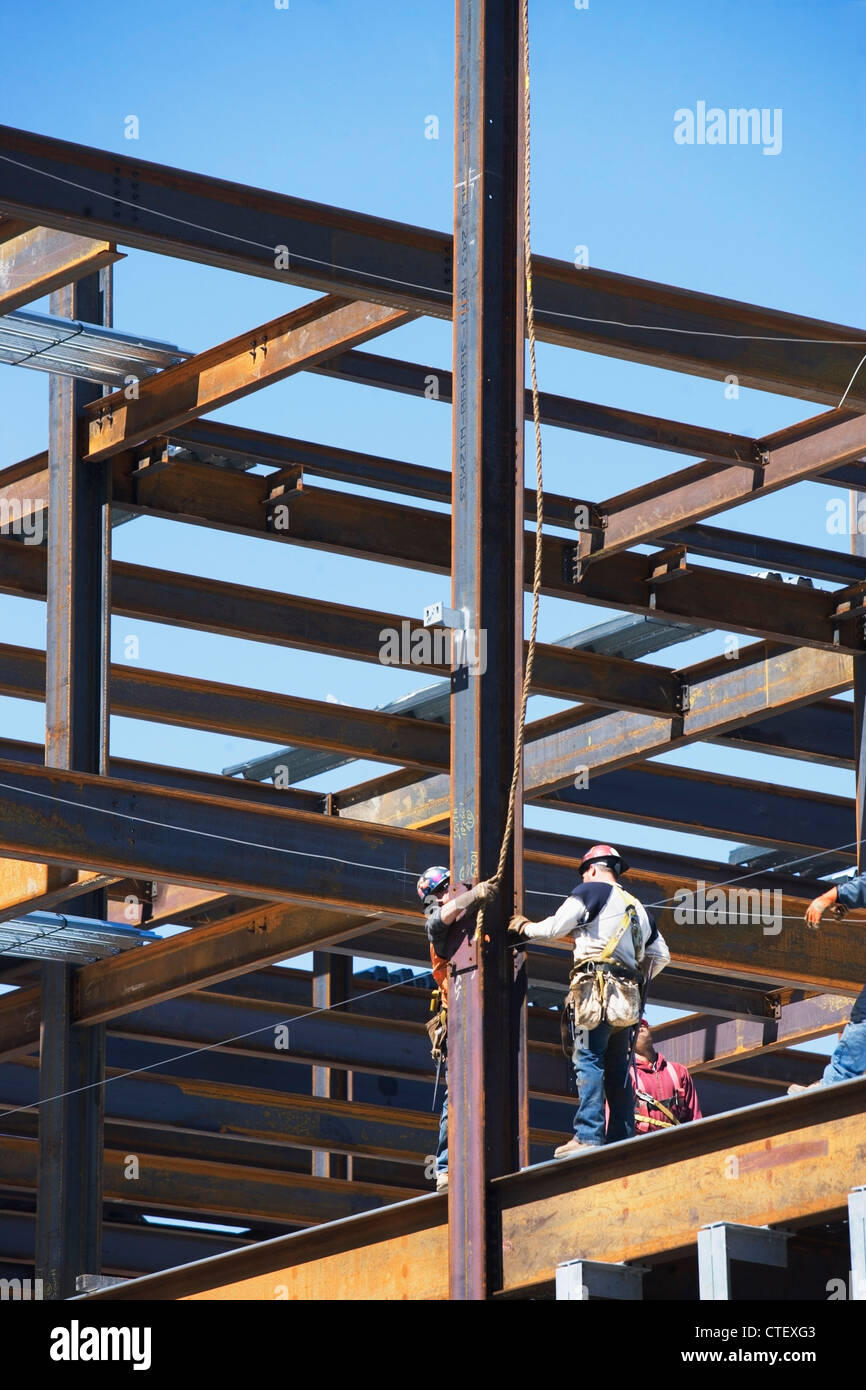 USA, New York, Long Island City, travailleurs de la construction sur châssis construction Banque D'Images