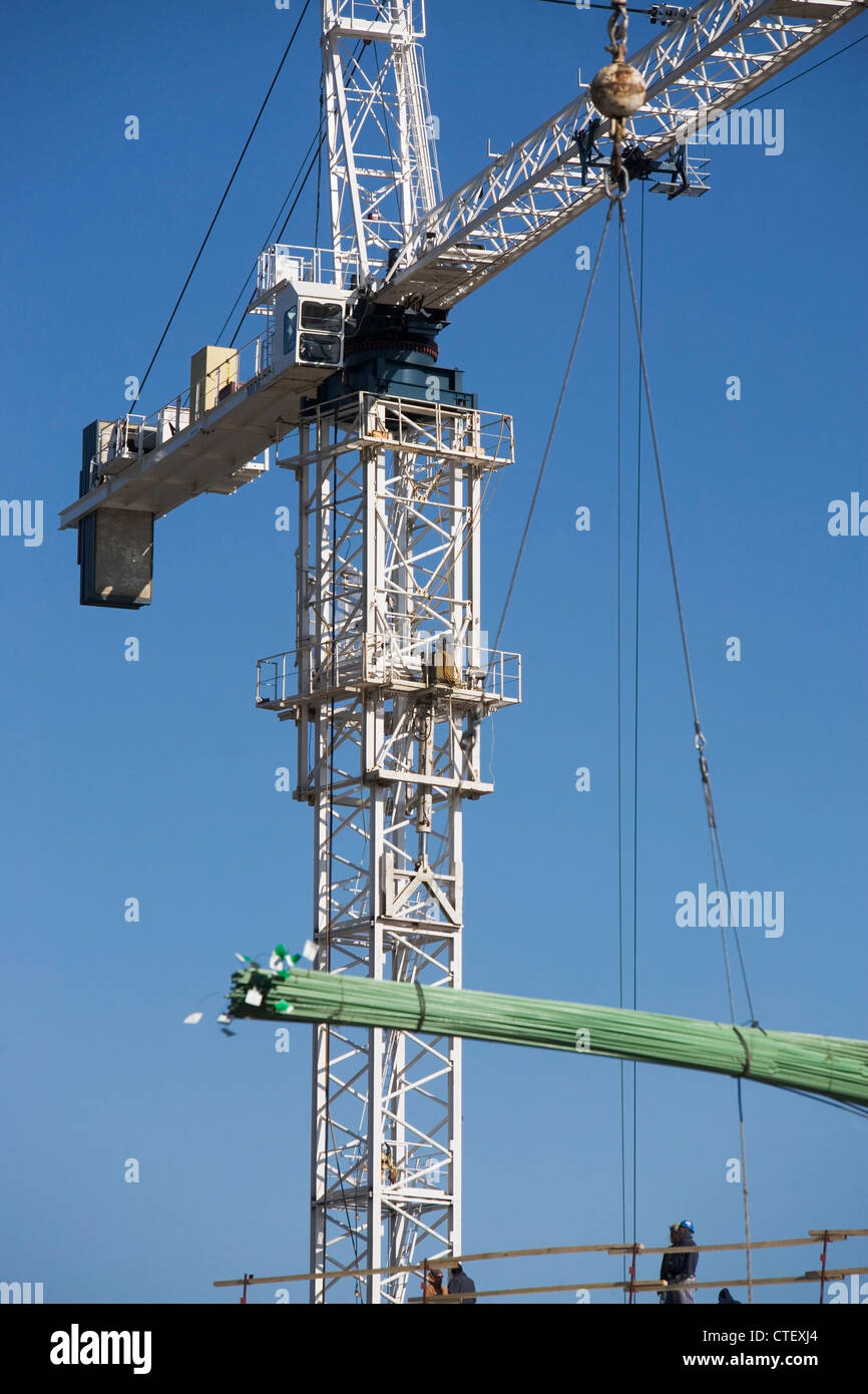 USA, New York, Long Island, New York City, Crane at construction site Banque D'Images