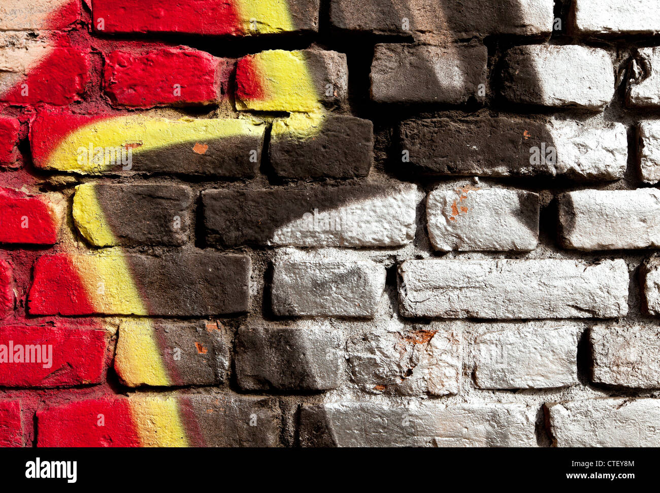 Fragment d'un mur de briques avec des graffitis sur elle Banque D'Images