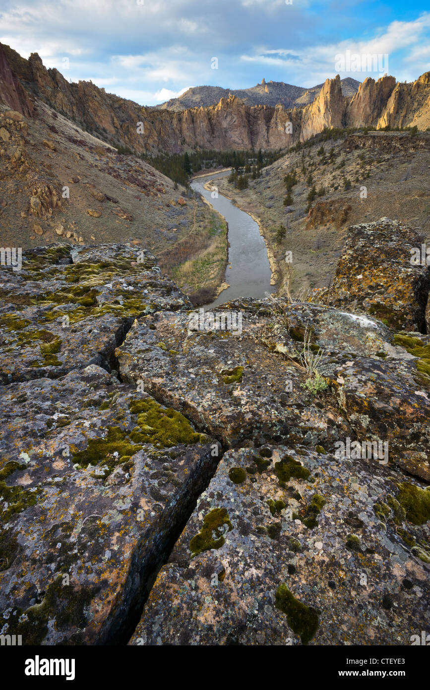 USA, New York, Smith Rock State Park, paysage rocheux avec vue sur la rivière Banque D'Images