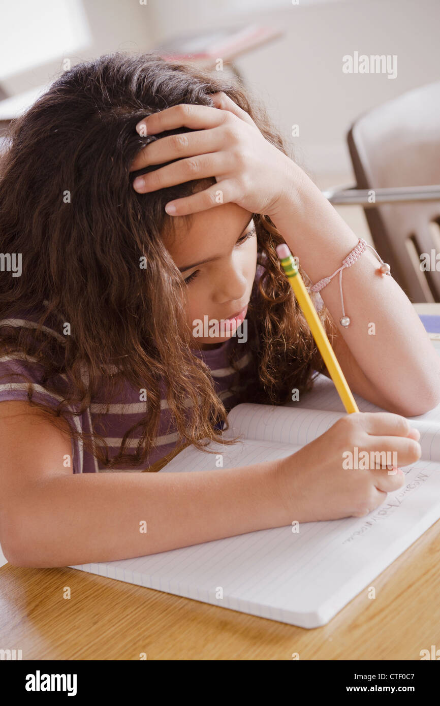 USA, Californie, Los Angeles, lycéenne concentre sur l'écriture en classe Banque D'Images