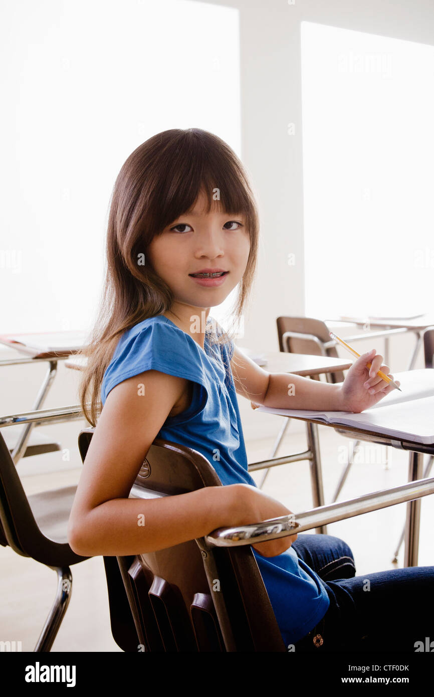 USA, Californie, Los Angeles, Portrait de lycéenne holding pencil Banque D'Images