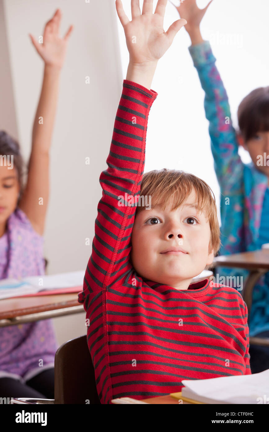 USA, Californie, Los Angeles, les élèves de la classe les mains Banque D'Images