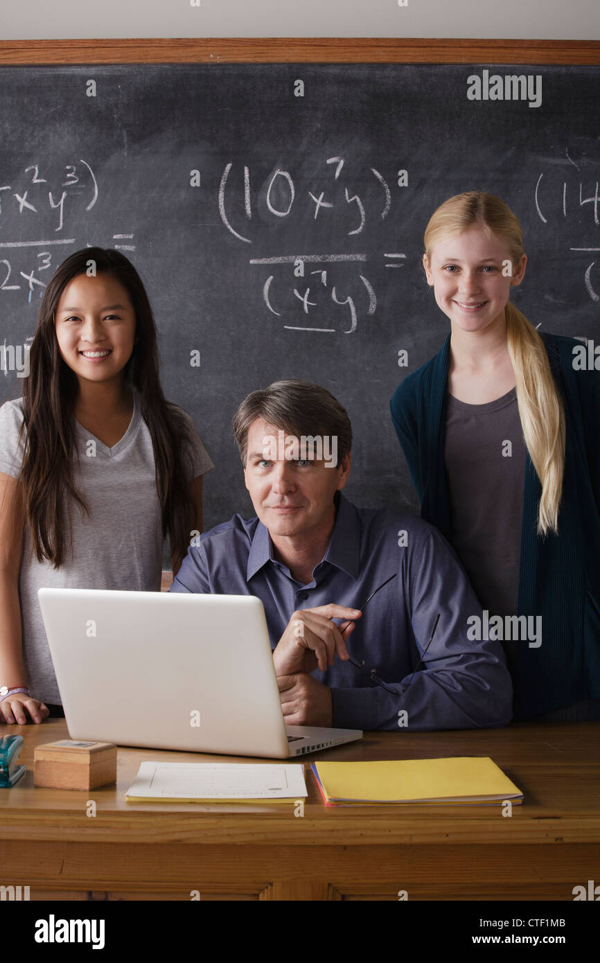 USA, Californie, Los Angeles, Portrait de prof de maths avec deux étudiants (14-15) Banque D'Images