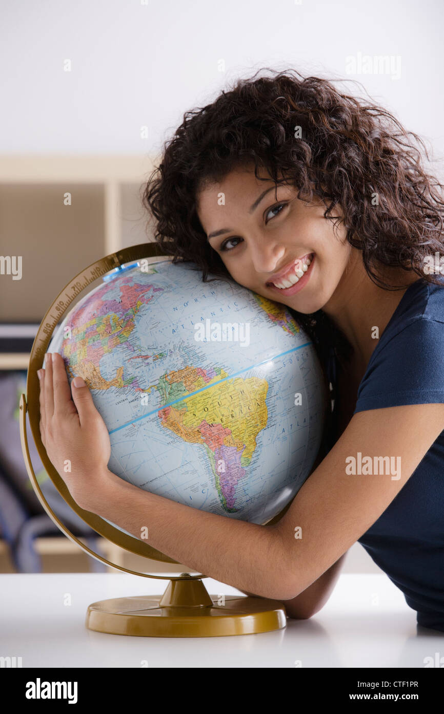USA, Californie, Los Angeles, Portrait of teenage girl (16-17) with globe Banque D'Images