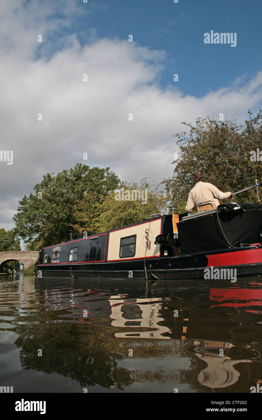 Une péniche sur le canal de Shropshire Union, à l'extérieur de l'Anchor Inn camping, Stafford, Staffordshire Banque D'Images