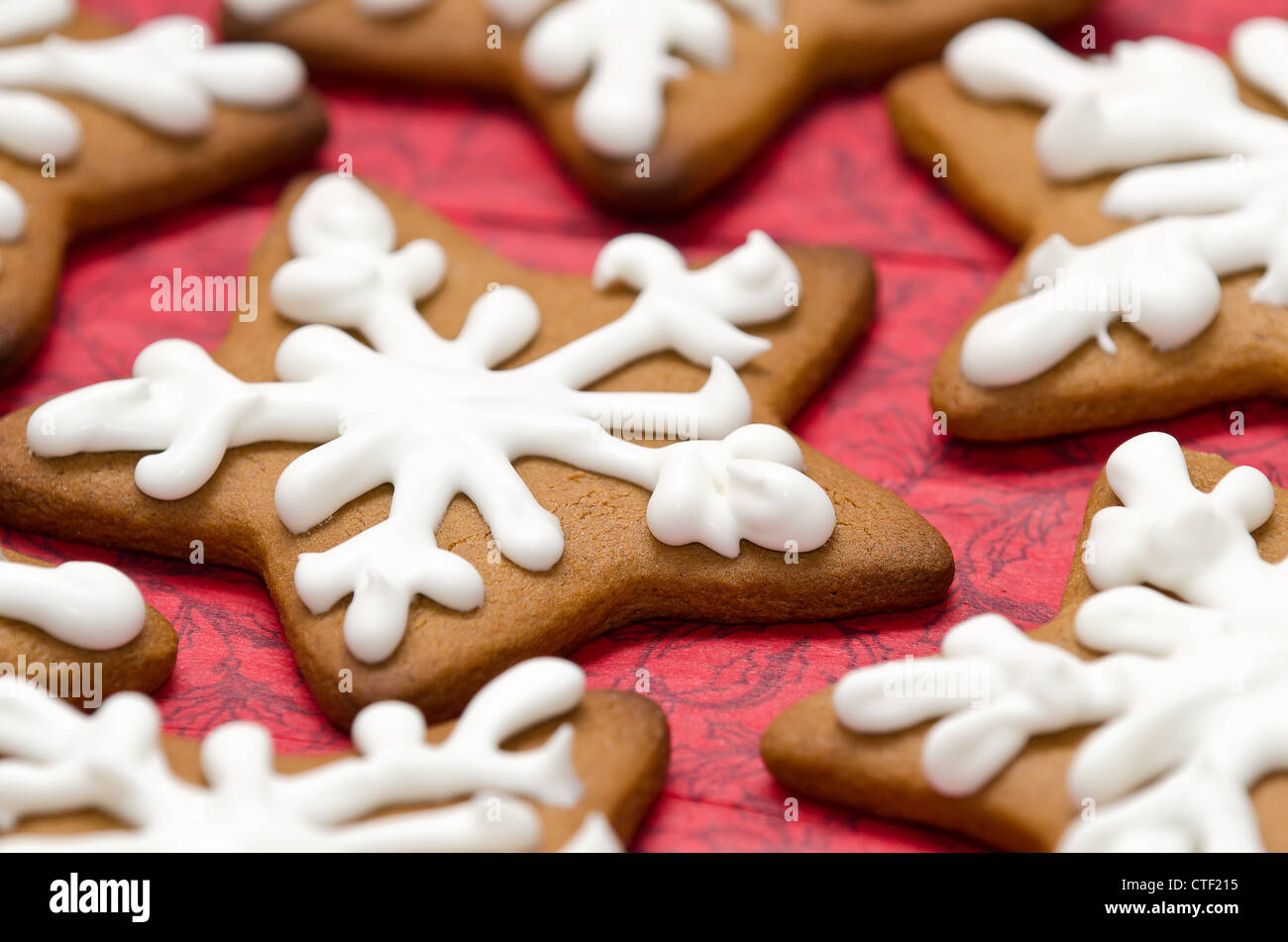 Gingerbread cookies avec givrage flocon blanc Banque D'Images