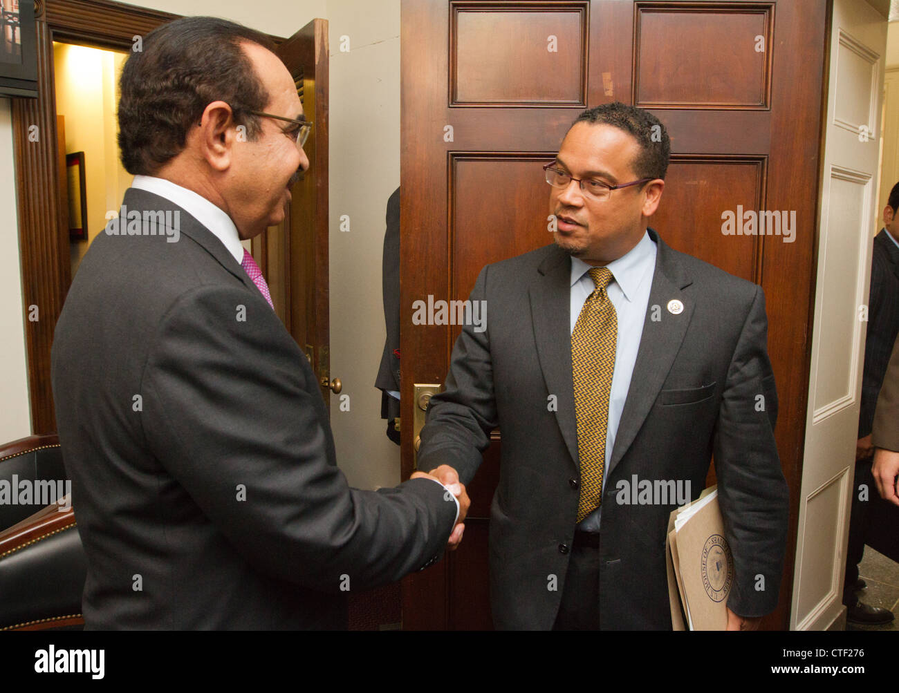 S.e. le général Cheikh Rashed Bin Abdulla Al Khalifa, Ministre de l'intérieur rencontre avec Keith Ellison (Rép. D-MN) au cours d'un offic Banque D'Images