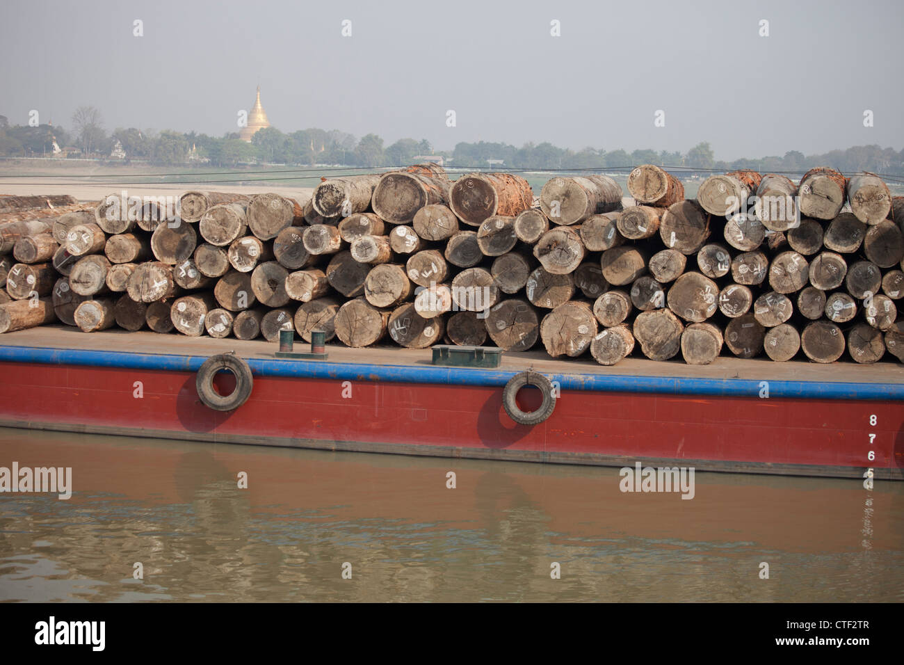 Le transport de billes sur le Fleuve Irrawaddy près de Mandalay, Myanmar Banque D'Images