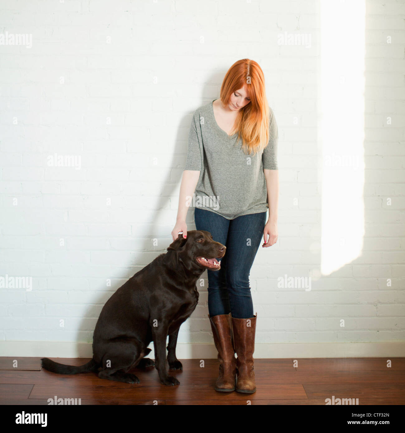 Portrait of attractive young woman and her dog Banque D'Images