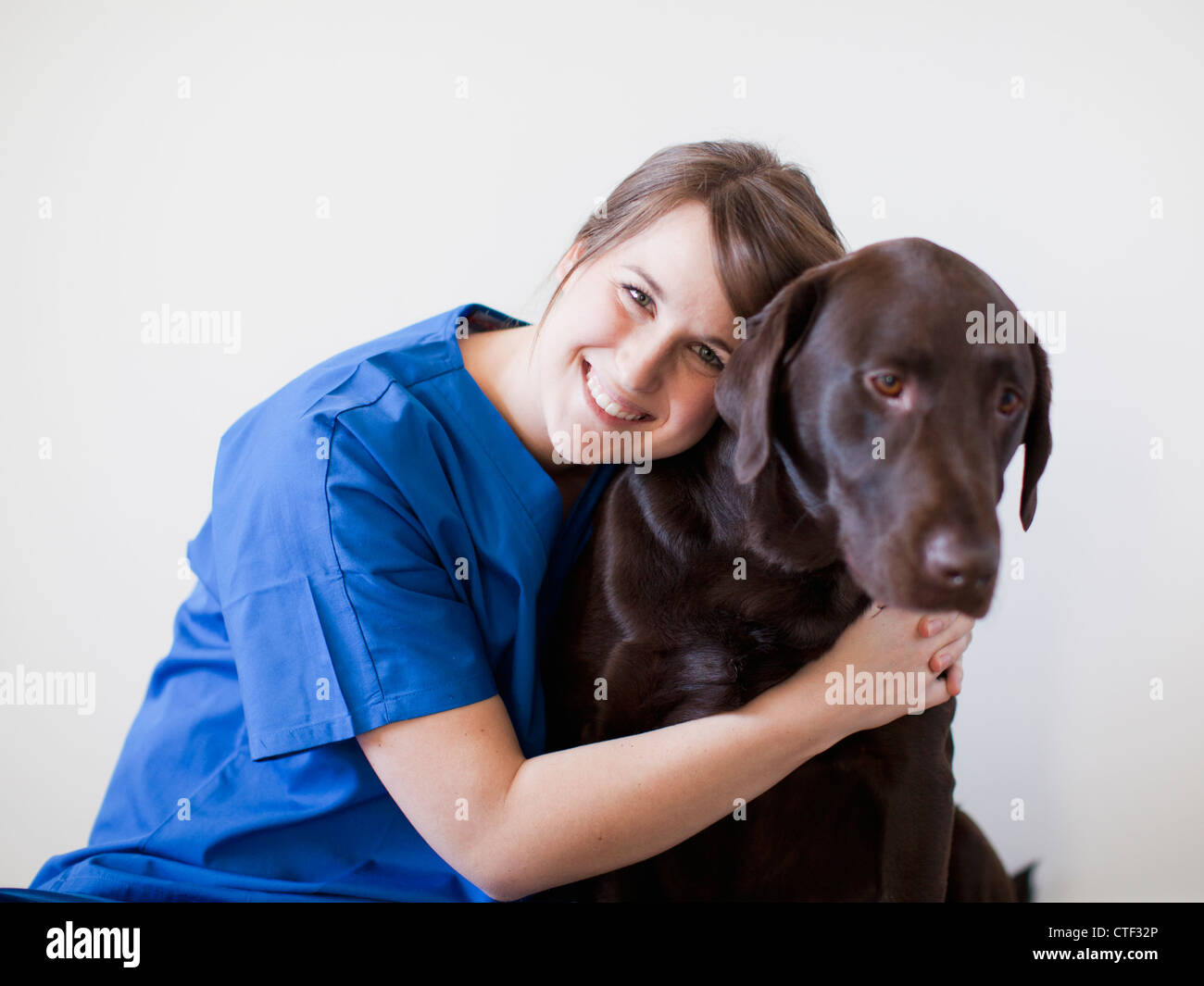 Portrait of attractive young et son chien Banque D'Images