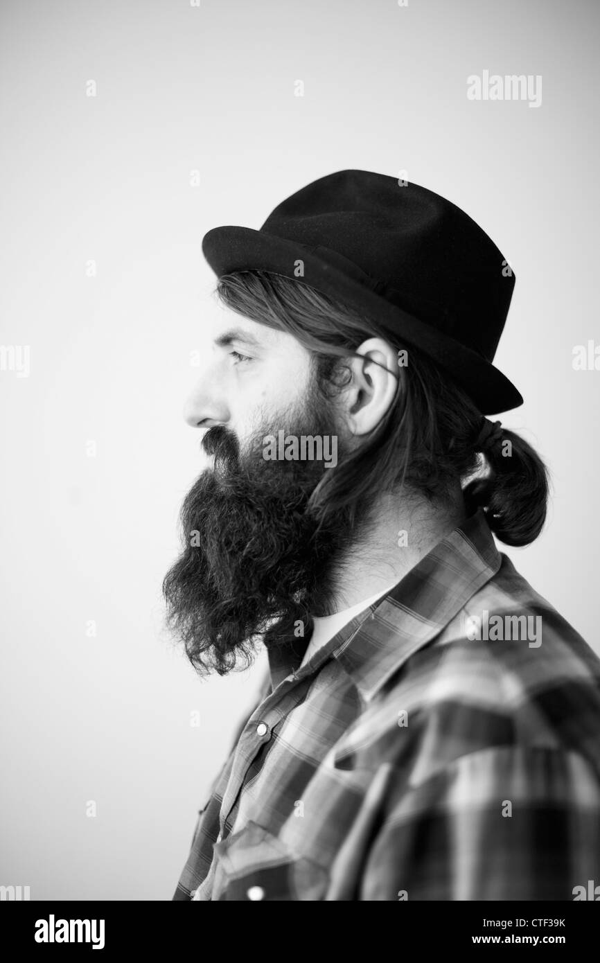 Profil de personnage masculin portant longue barbe, chapeau et chemise de bûcheron Banque D'Images