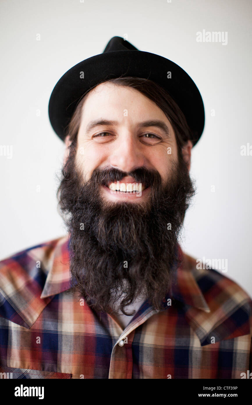 Profil de personnage masculin portant longue barbe, chapeau et chemise de bûcheron Banque D'Images