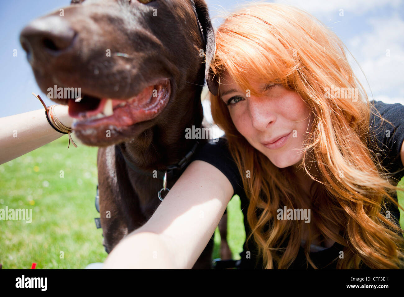 USA, Utah, Salt Lake City, Portrait de jeune femme et son chien Banque D'Images