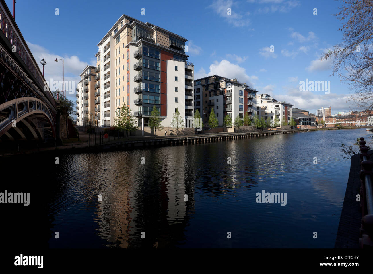 Blocs d'appartements résidentiel sur la rive sud de la rivière Aire entre couronne et bridge Point Brewery Wharf à Londres. Banque D'Images