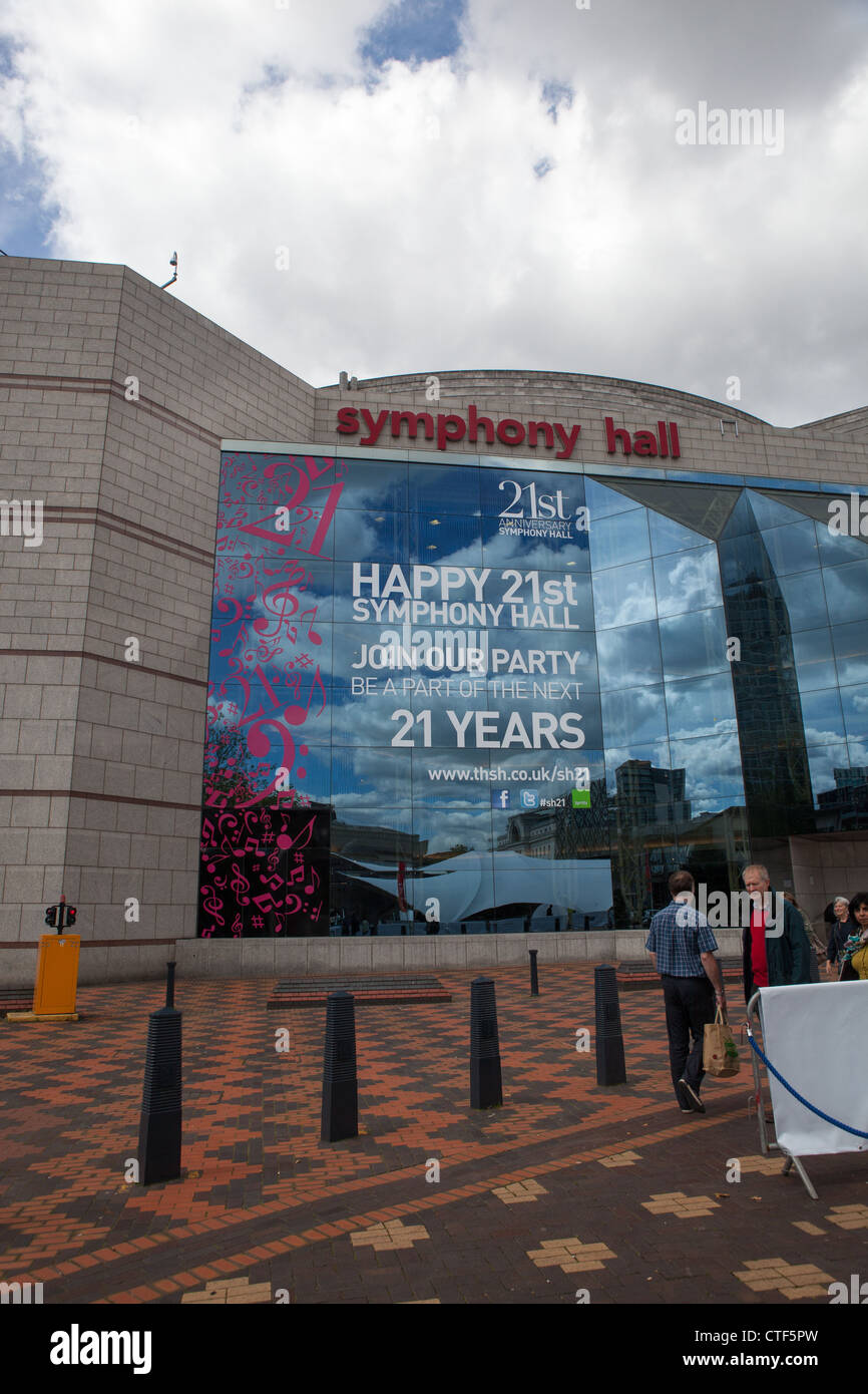 Symphony Hall Birmingham avec les autocollants sur les fenêtres des bâtiments célébrant le 21e anniversaire d'abord vingt ou anniversaire. Banque D'Images