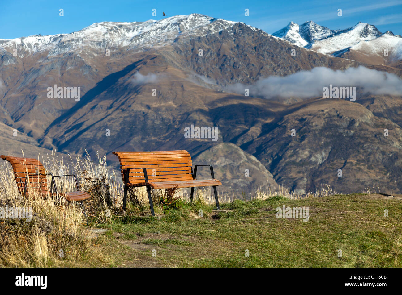 Bancs avec vue sur les montagnes Remarkables au-dessus de Queenstown, Nouvelle-Zélande Banque D'Images